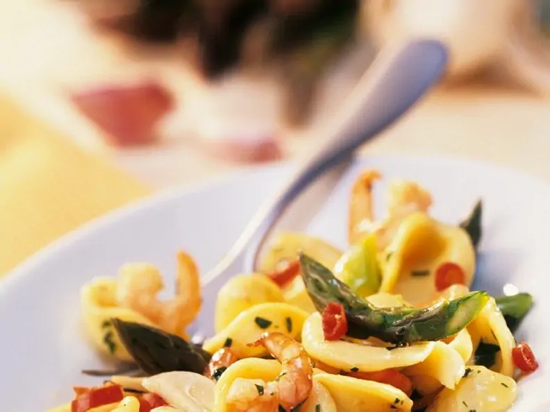 Nudeln mit Shrimps und Spargel
