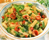 Nudeln mit grünem Spargel und Basilikum