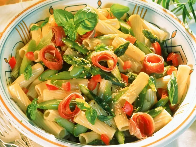 Nudeln mit grünem Spargel und Basilikum