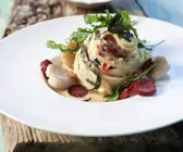 Nudeln mit Jakobsmuscheln und Wurst
