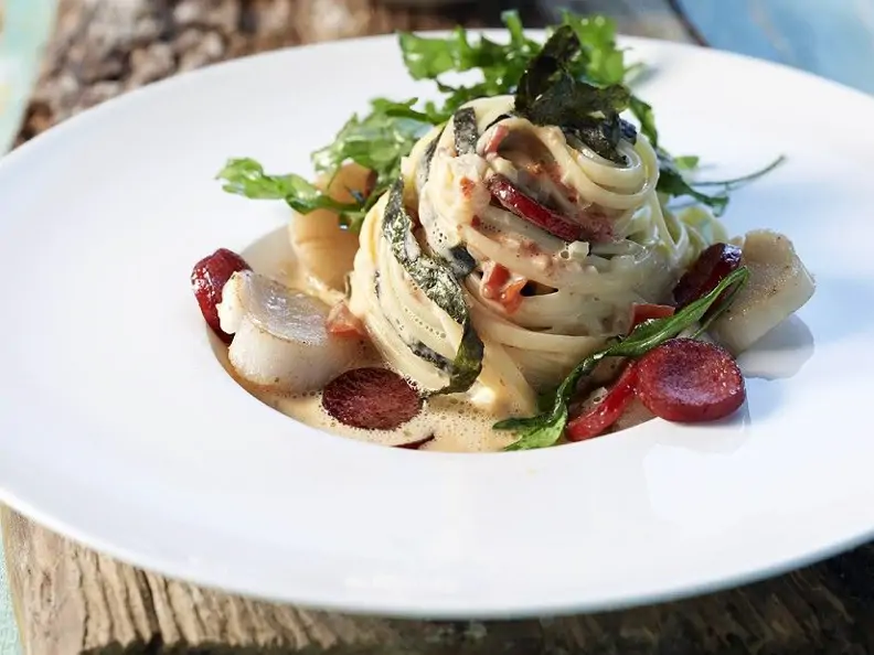 Nudeln mit Jakobsmuscheln und Wurst