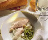 Lachs mit Sahnesauce und Nudeln