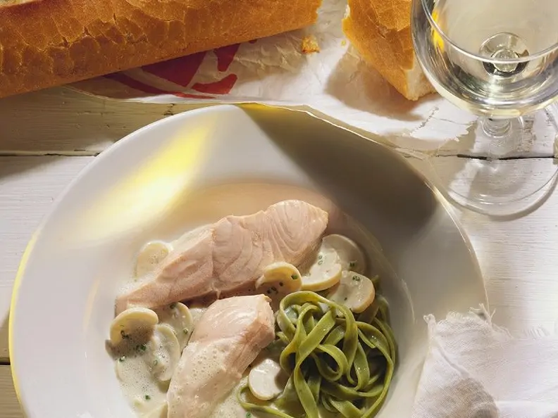 Lachs mit Sahnesauce und Nudeln