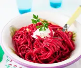 Rote Bete-Nudeln mit Chia-Topping