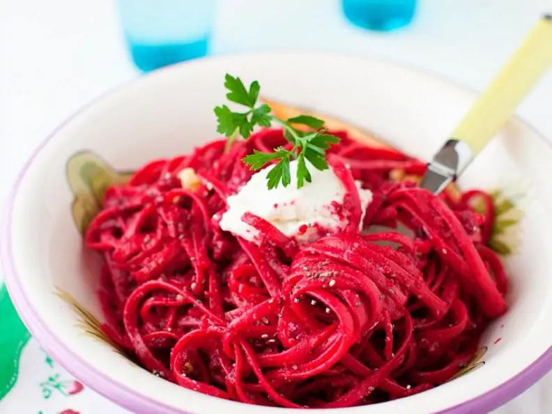 Rote Bete-Nudeln mit Chia-Topping