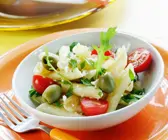 Nudeln mit Käse, Tomaten und Rucola