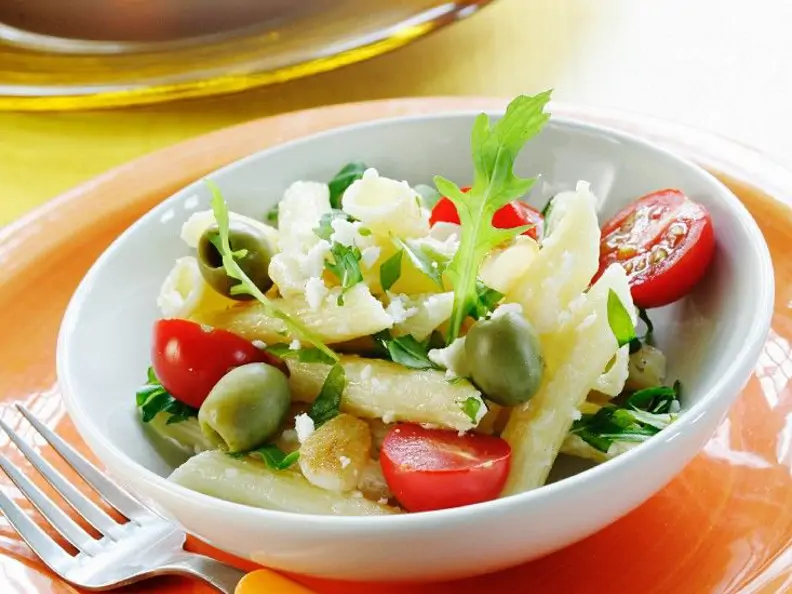 Nudeln mit Käse, Tomaten und Rucola