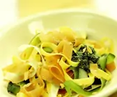 Bandnudeln mit Gemüse-Nuss-Sauce