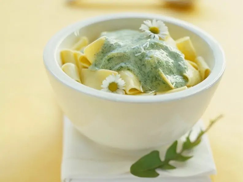 Nudeln mit Löwenzahnsauce