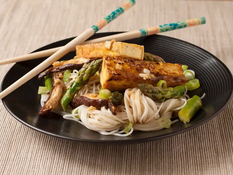 Nudeln mit Reis und Tofu