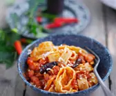 Nudeln mit scharfer Tomatensauce