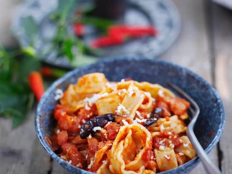 Nudeln mit scharfer Tomatensauce
