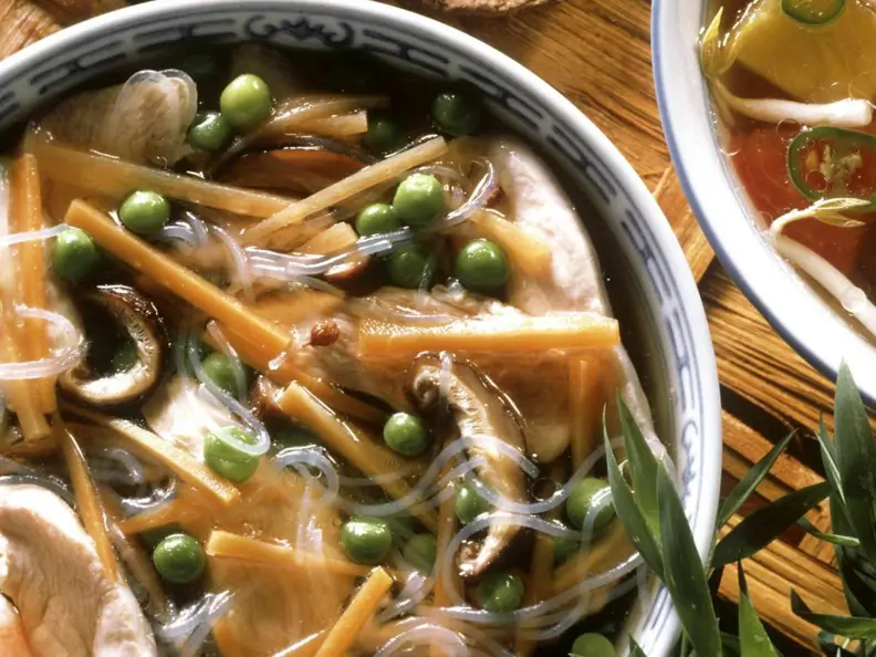 Hühnersuppe mit Glasnudeln