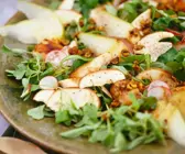 Herbstlicher Rucolasalat mit Kaninchenfleisch
