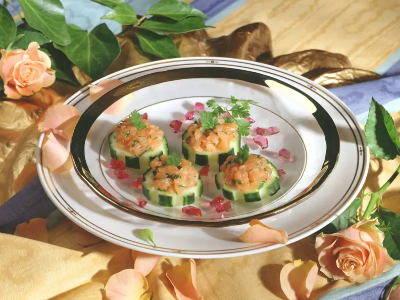 Gurkenhäppchen mit Lachstatar