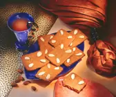 Braune Kuchen mit Mandeln