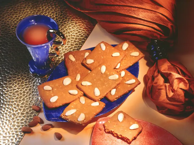 Braune Kuchen mit Mandeln