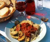Spaghetti mit gebackenen Zucchini und Tomatensauce