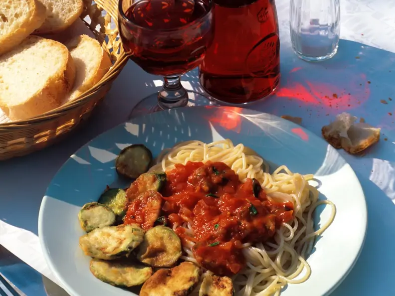 Spaghetti mit gebackenen Zucchini und Tomatensauce