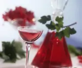 Roter Johannisbeerlikör