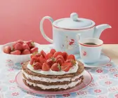 Erdbeer-Sahne-Torte und Kaffee