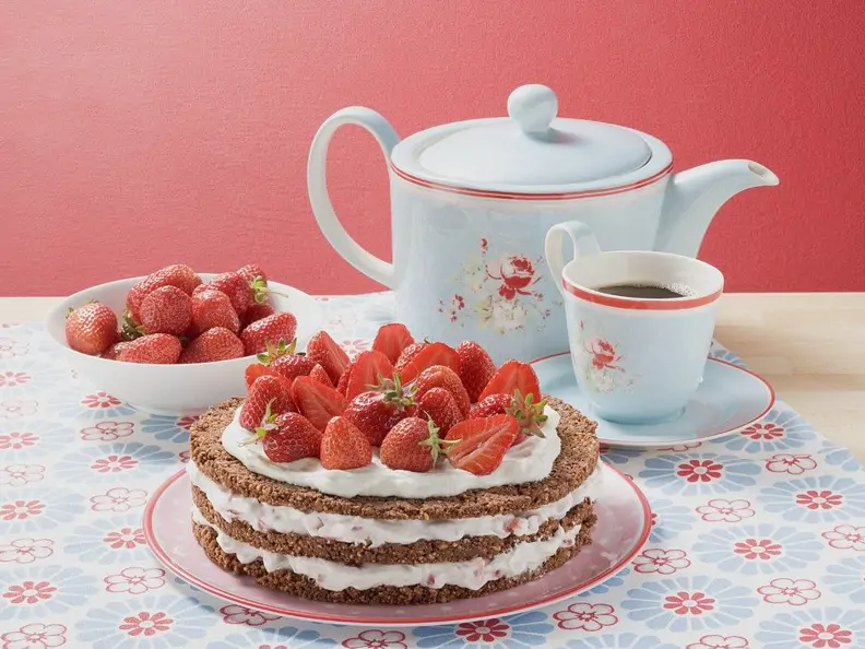 Erdbeer-Sahne-Torte und Kaffee
