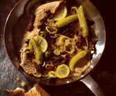 Mariniertes Kalbfleisch mit getrockneten Tomaten und Peperoni