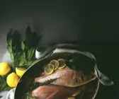 Dorade mit Mittelmeerkräutern und Zitrone