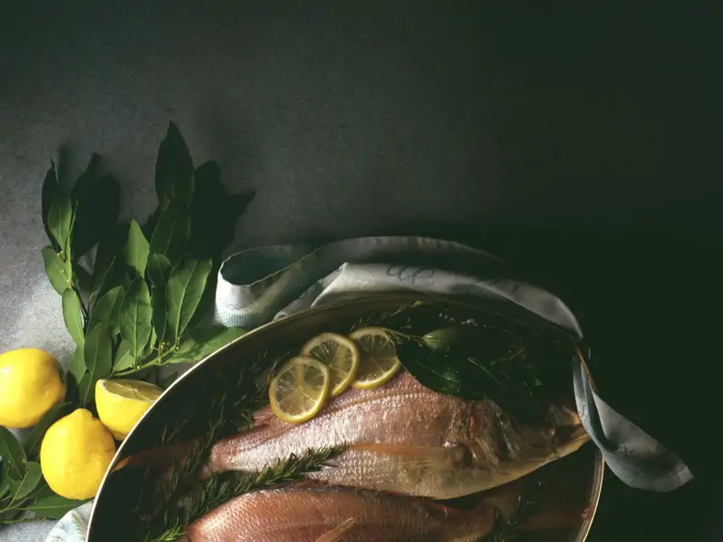 Dorade mit Mittelmeerkräutern und Zitrone