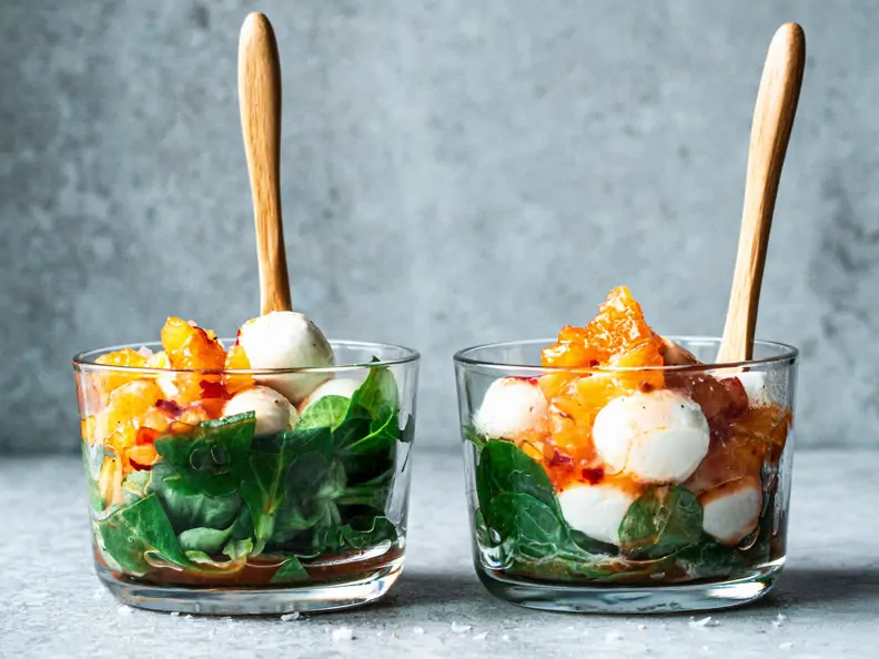 Feldsalat mit Orangen und Mozzarella