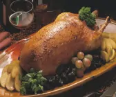 Fruchtig gefüllter Gänsebraten mit Äpfeln und Pflaumen