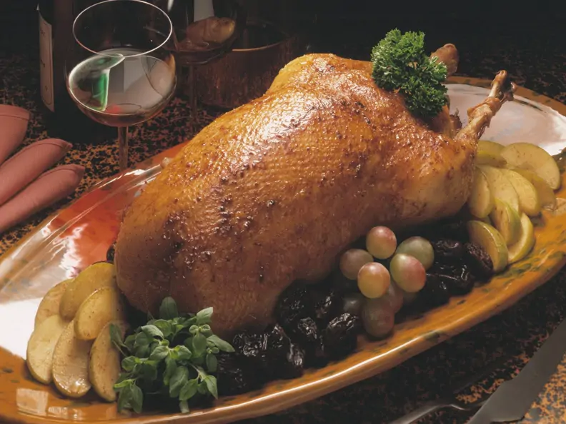 Fruchtig gefüllter Gänsebraten mit Äpfeln und Pflaumen