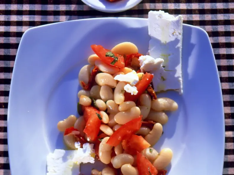 Bohnensalat mit Schafskäse und Tomatenpaste