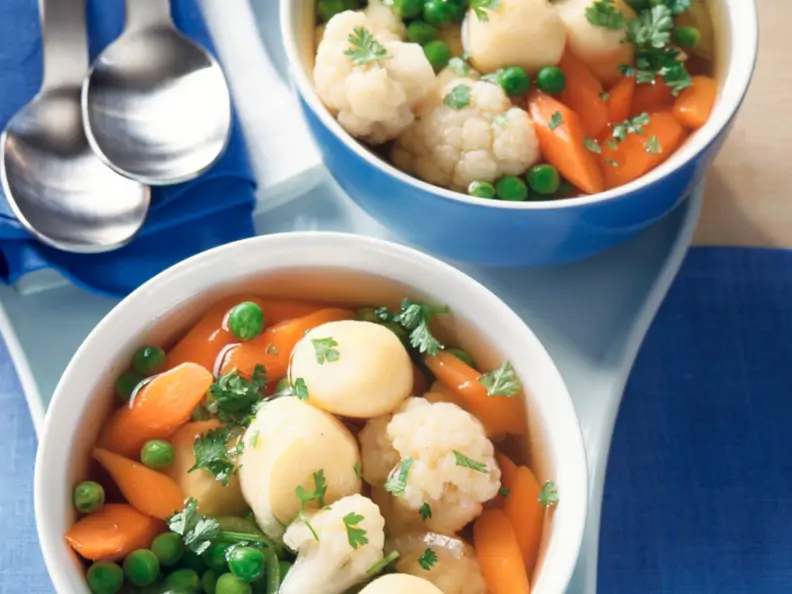 Gemüsesuppe mit Käseklößchen
