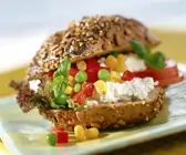 Vollkornbrötchen mit körnigem Frischkäse und Paprika