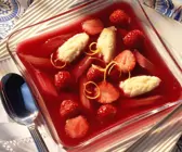Erdbeer-Rhabarber-Kaltschale mit Grießklößchen
