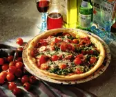 Pizza mit Rauke und Bündner Fleisch