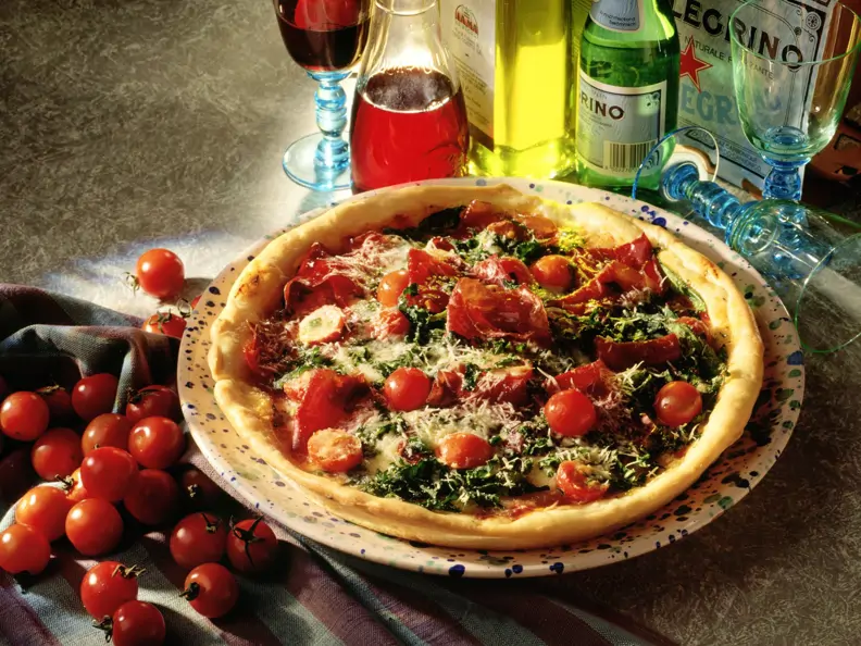 Pizza mit Rauke und Bündner Fleisch