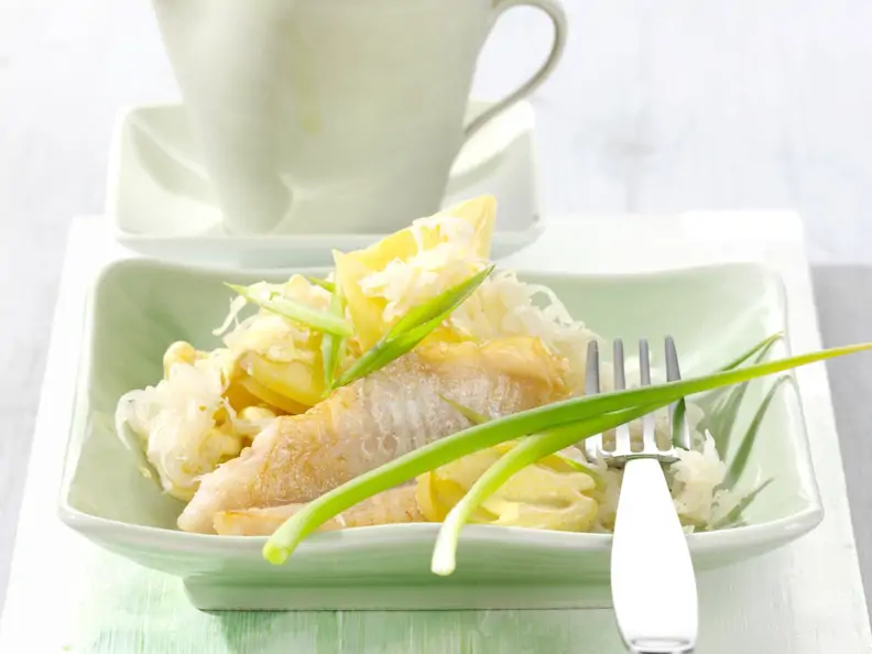 Sauerkraut-Kartoffelsalat mit Rotbarsch