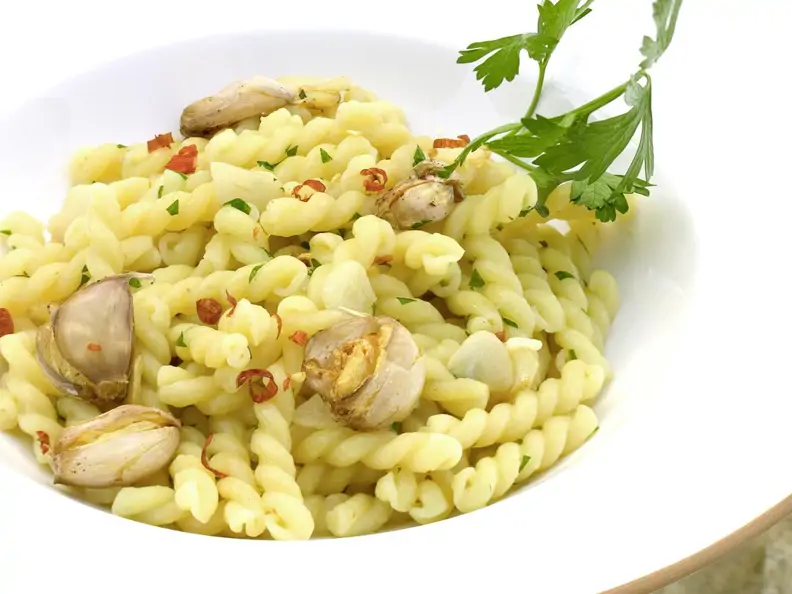 Spiralnudeln mit geröstetem Knoblauch