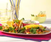 Tacos gefüllt mit Gemüsesalat und Rindersteakstreifen