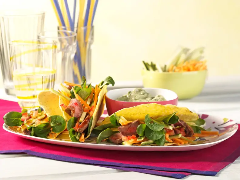 Tacos gefüllt mit Gemüsesalat und Rindersteakstreifen