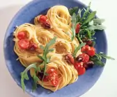 Knoblauch-Spaghetti mit Tomaten und Oliven