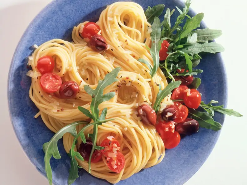 Knoblauch-Spaghetti mit Tomaten und Oliven