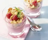 Himbeer-Smoothie mit knusprigen Flakes