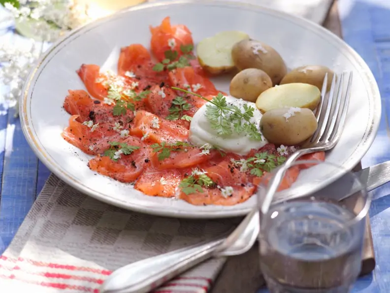 Gebeizter Holunder-Lachs