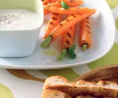 Gegrillte Möhren mit Joghurt-Creme-Dipp