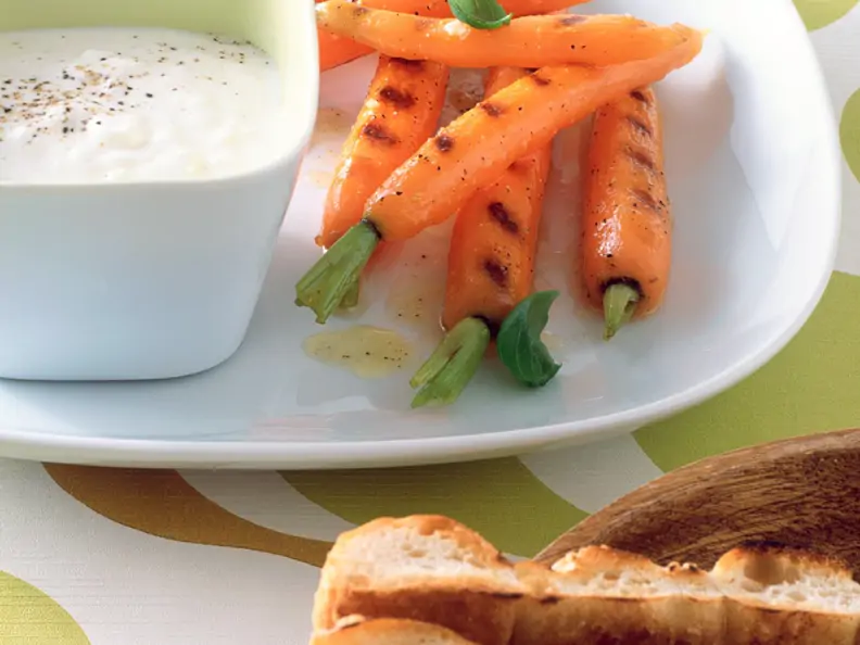 Gegrillte Möhren mit Joghurt-Creme-Dipp