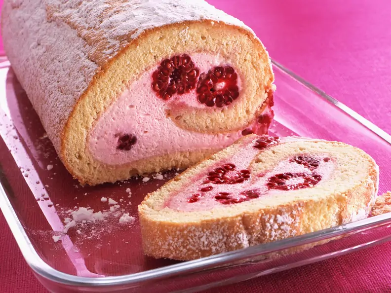 Biskuitrolle mit Himbeer-Creme