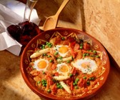 Tomatenpfanne mit gestocktem Ei